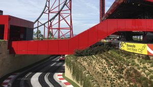 Circuito Ferrari Land construido con pigmento negro Serra Ciments