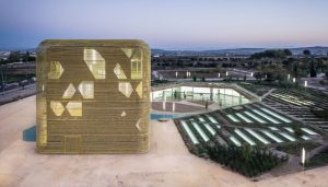 Pigmento de Serra Ciments aplicado en el Palacio de congresos de Villanueva de la Serena